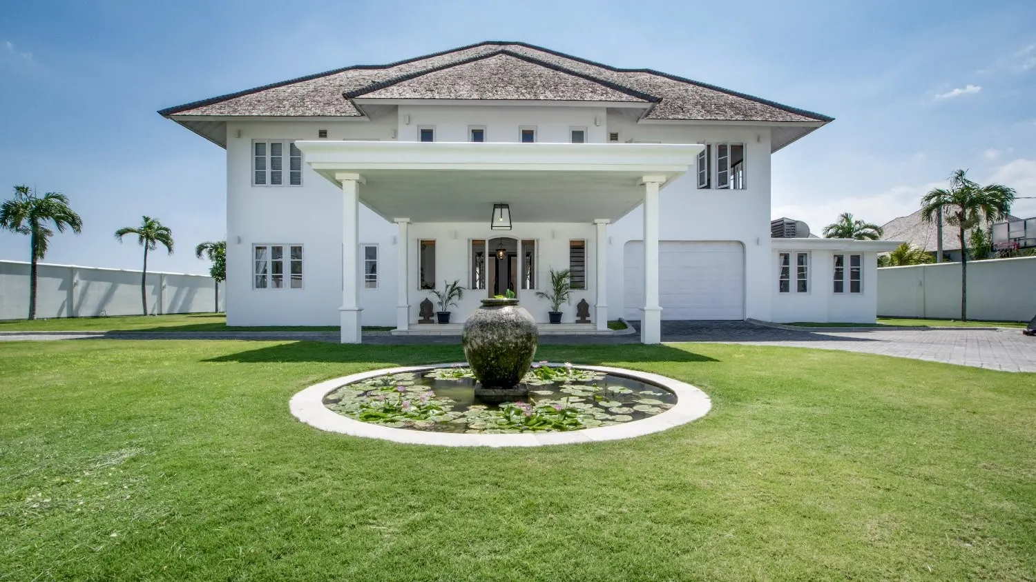 The front of the villa
